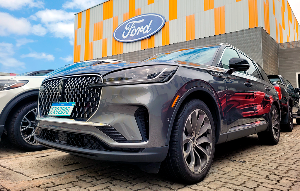Lincoln Corsair estacionado no pátio da Ford Cimatec Park em Camaçari
