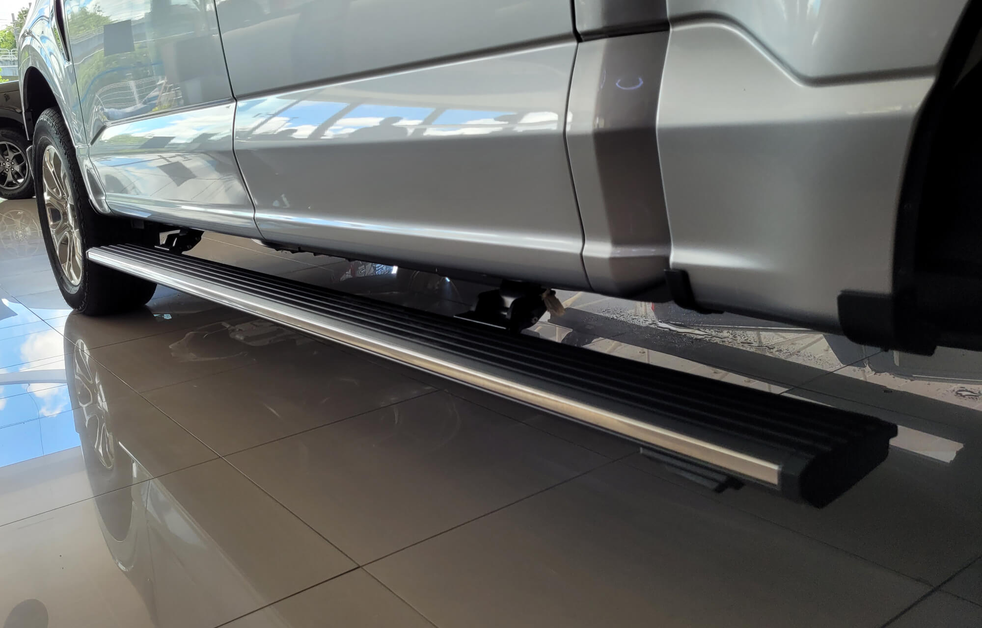 Estribo da Ford F-150 Platinum Prata no Showroom da Indiana