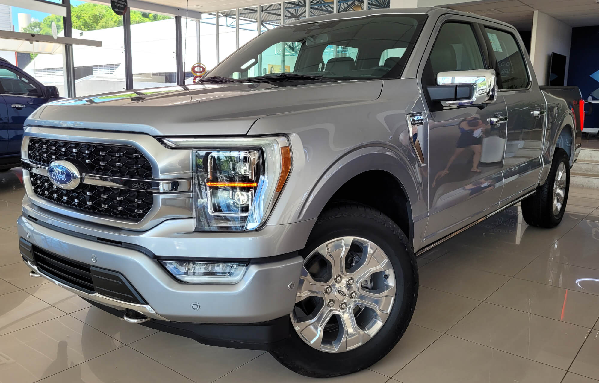 Visão Frontal Ford F-150 Platinum Prata no Showroom da Indiana