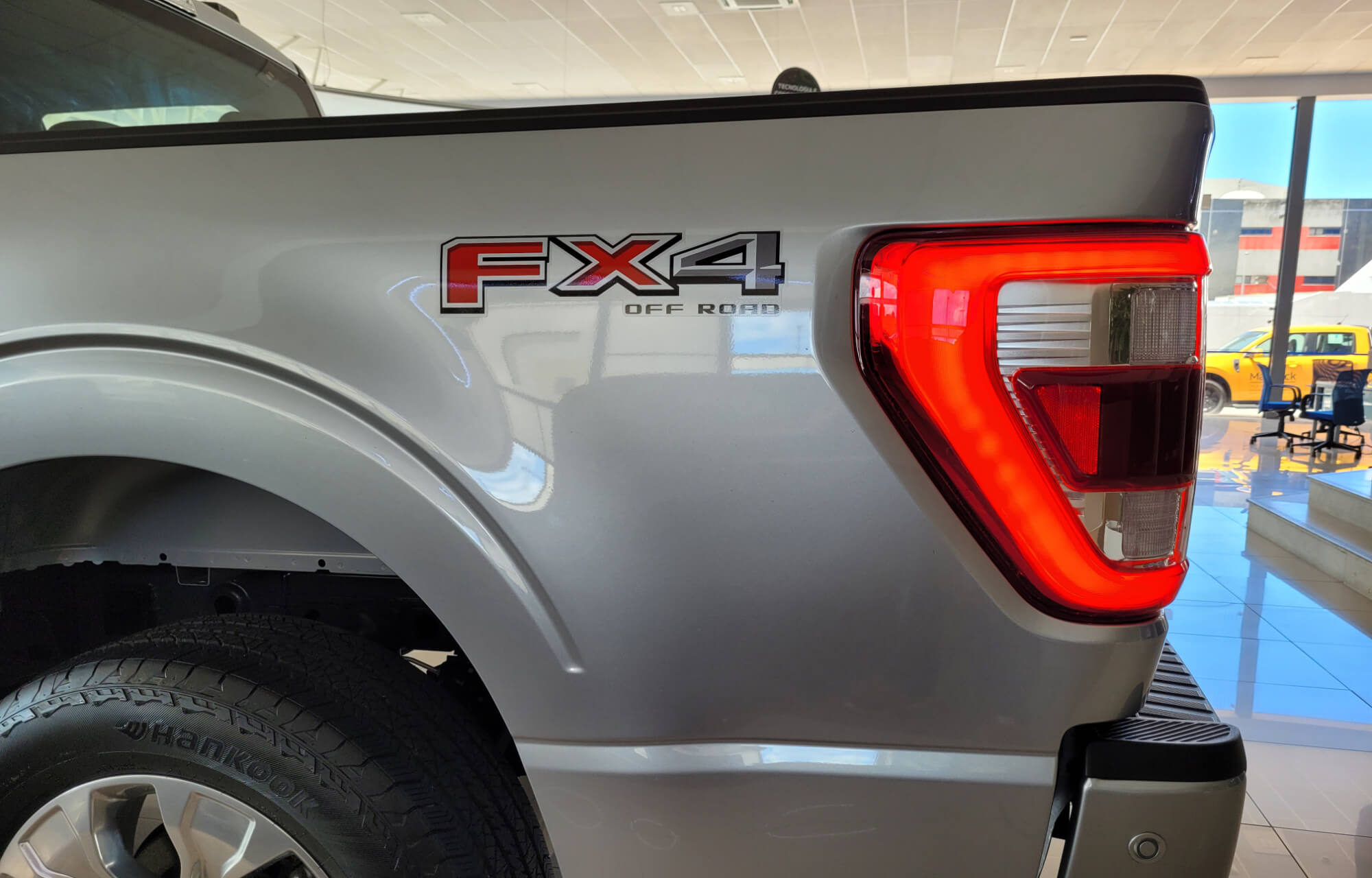 Detalhe Ford F-150 Platinum Prata no Showroom da Indiana