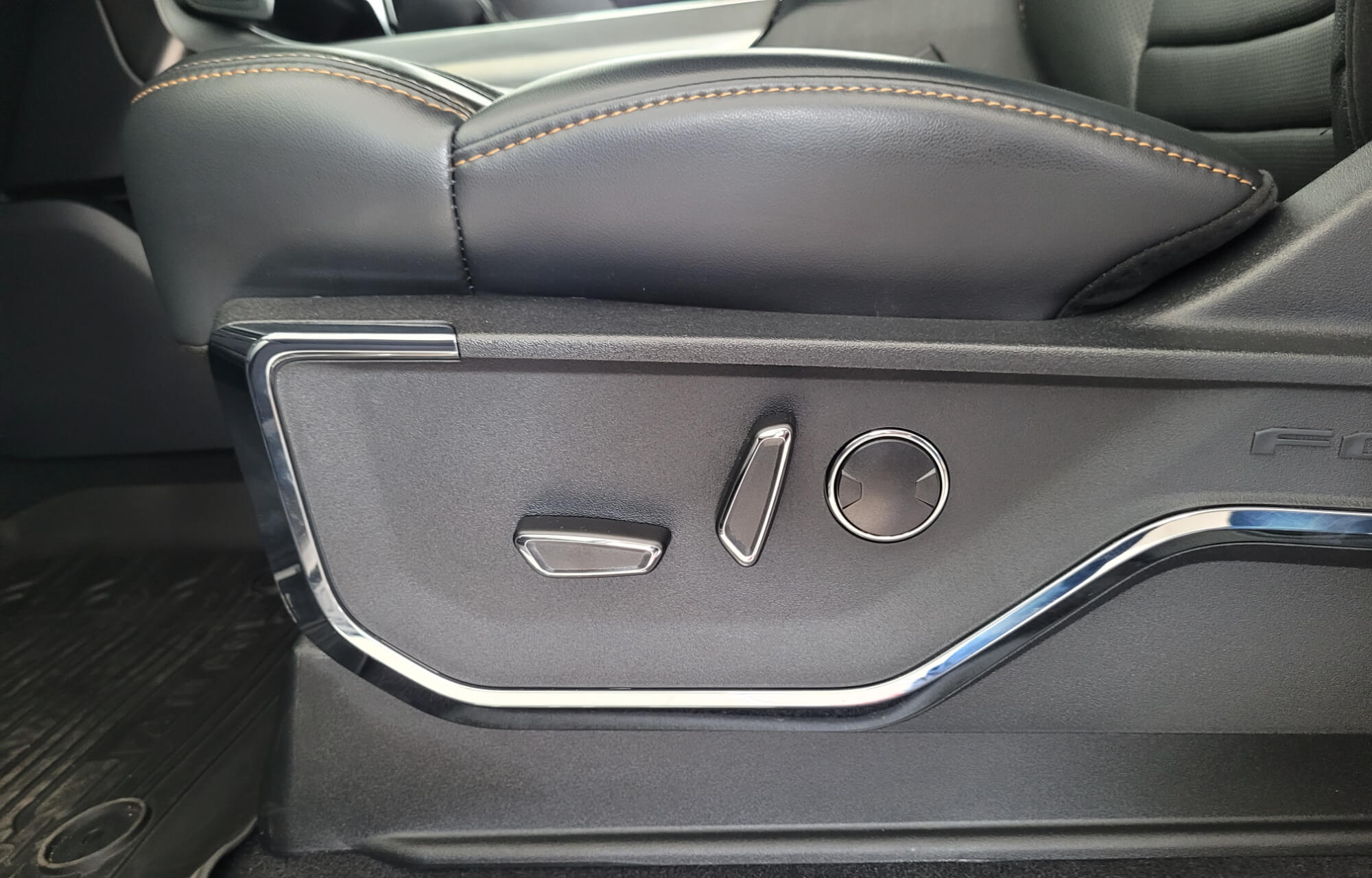 Ajuste Elétrico do Banco da Ford F-150 Platinum Prata no Showroom da Indiana