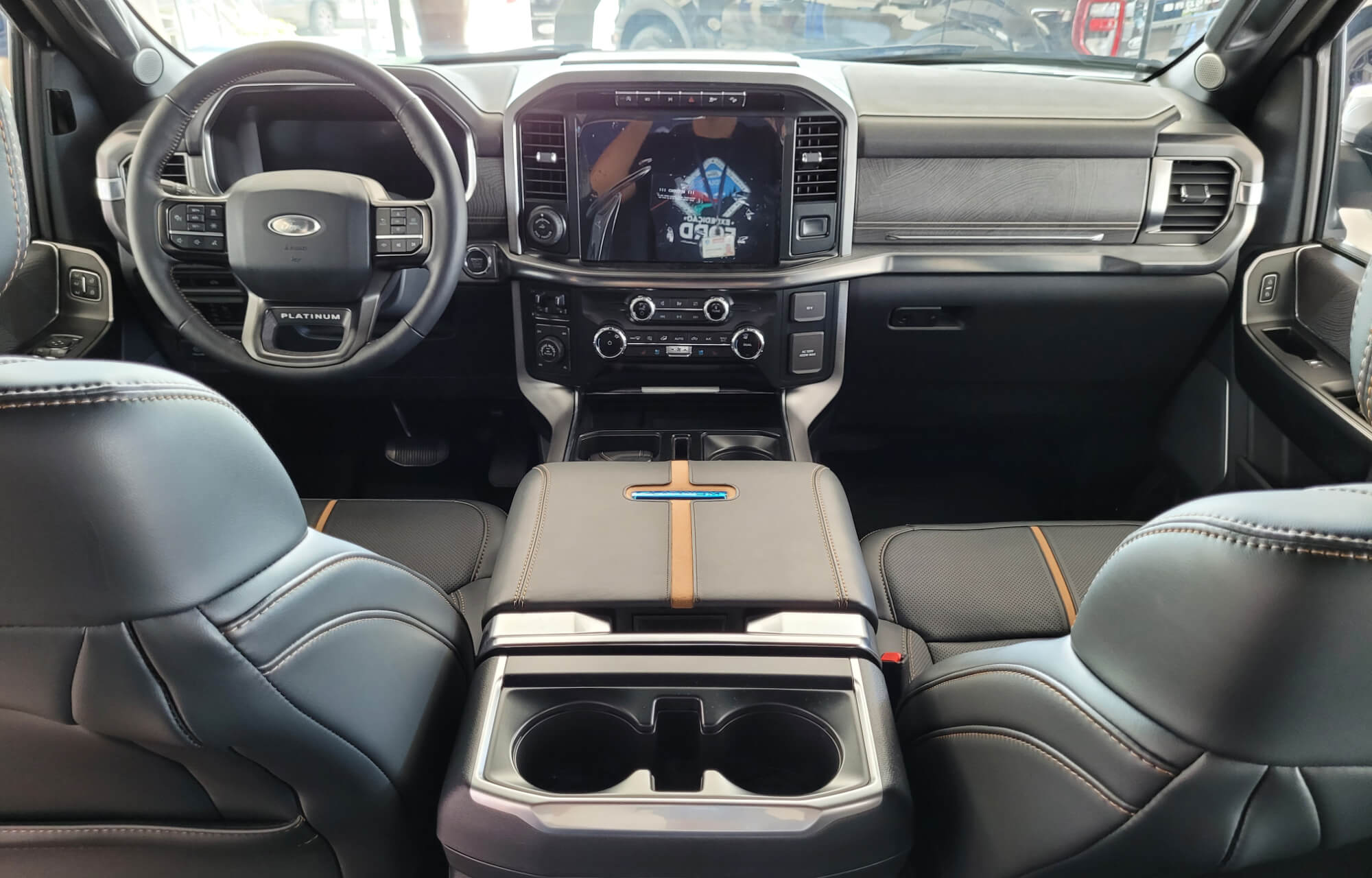 Painel interior da Ford F-150 Platinum Prata no Showroom da Indiana