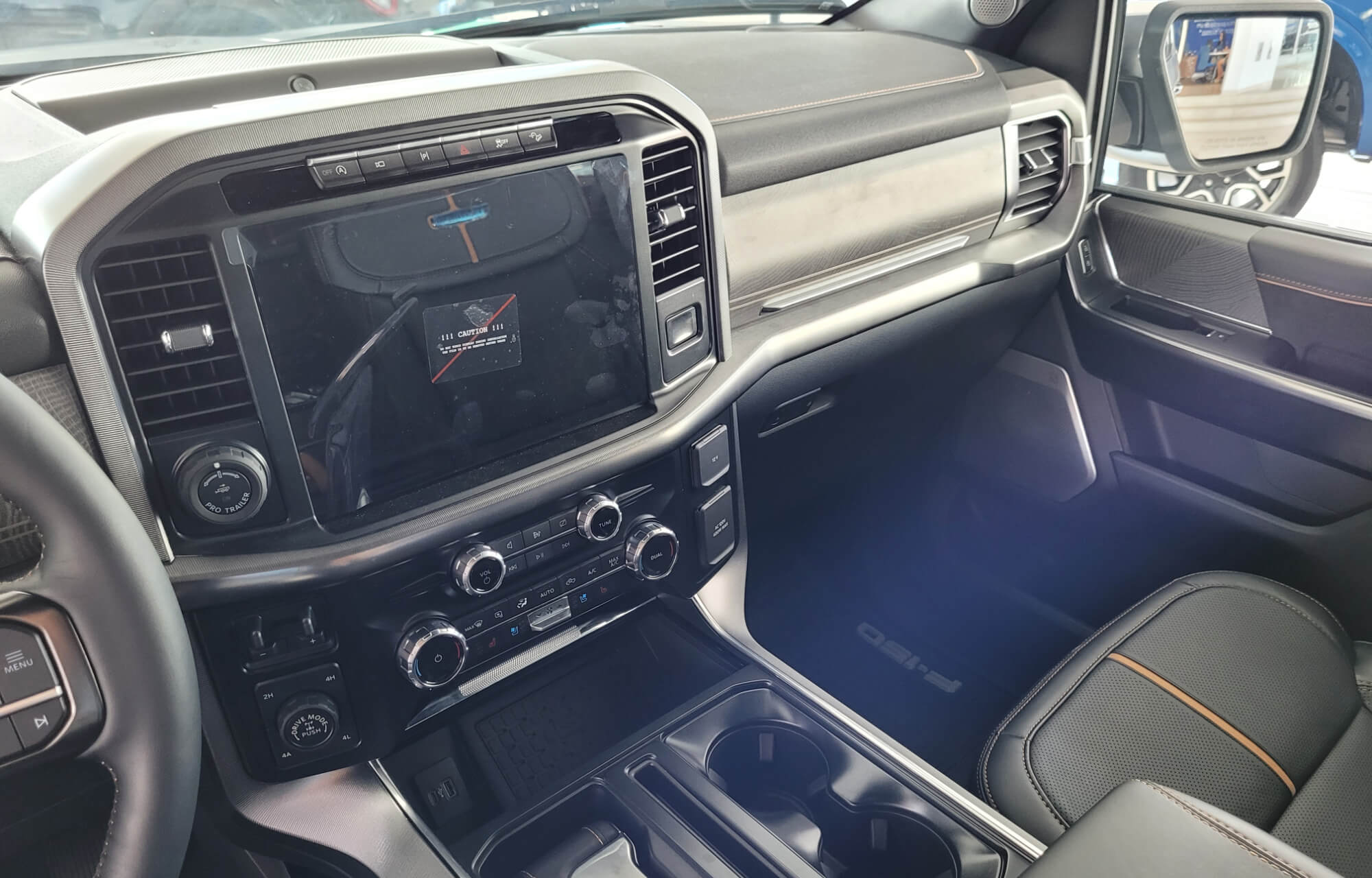 Sistema Sync da Ford F-150 Platinum Prata no Showroom da Indiana