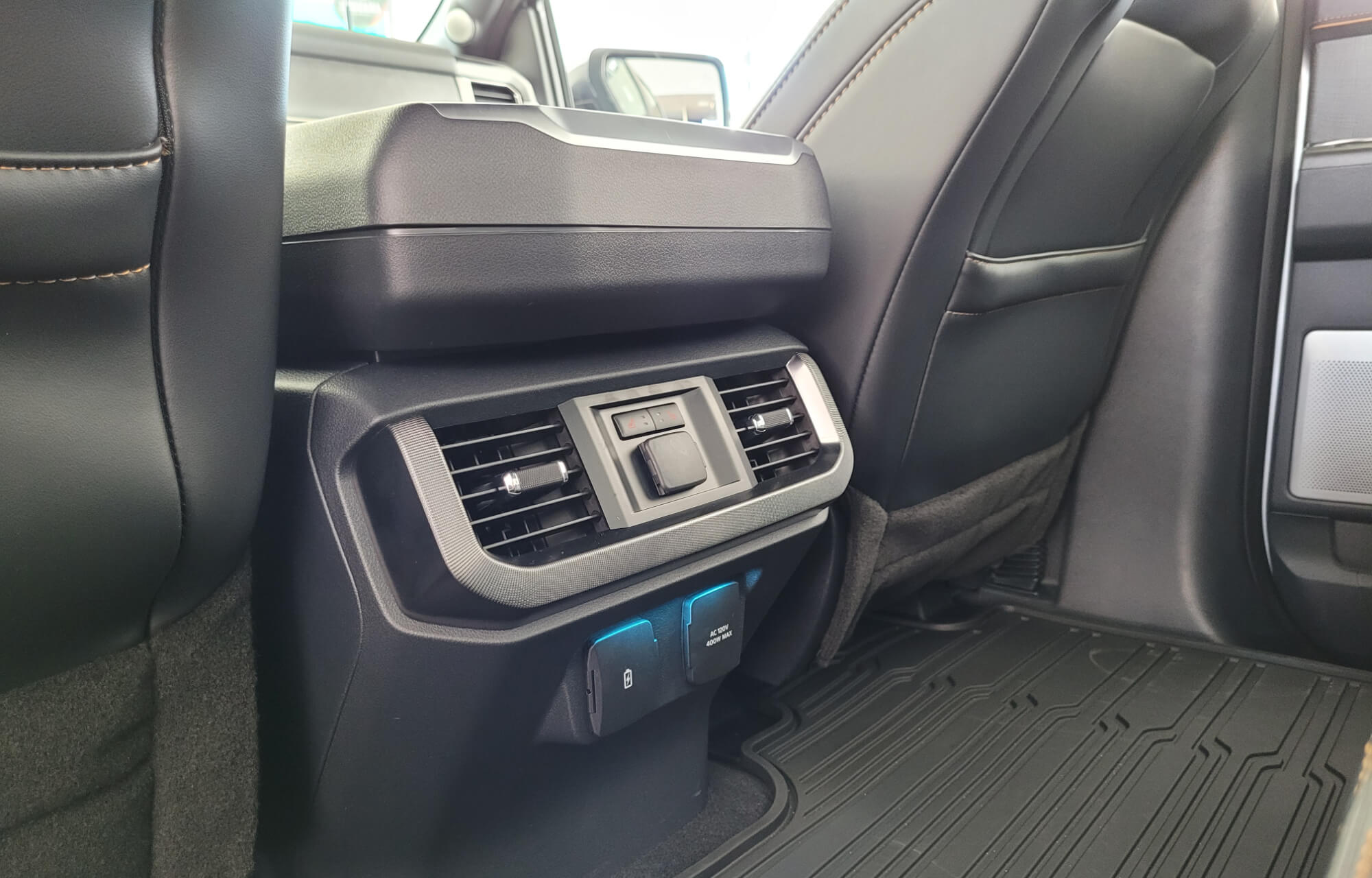 Espaço interior traseiro da Ford F-150 Platinum Prata no Showroom da Indiana