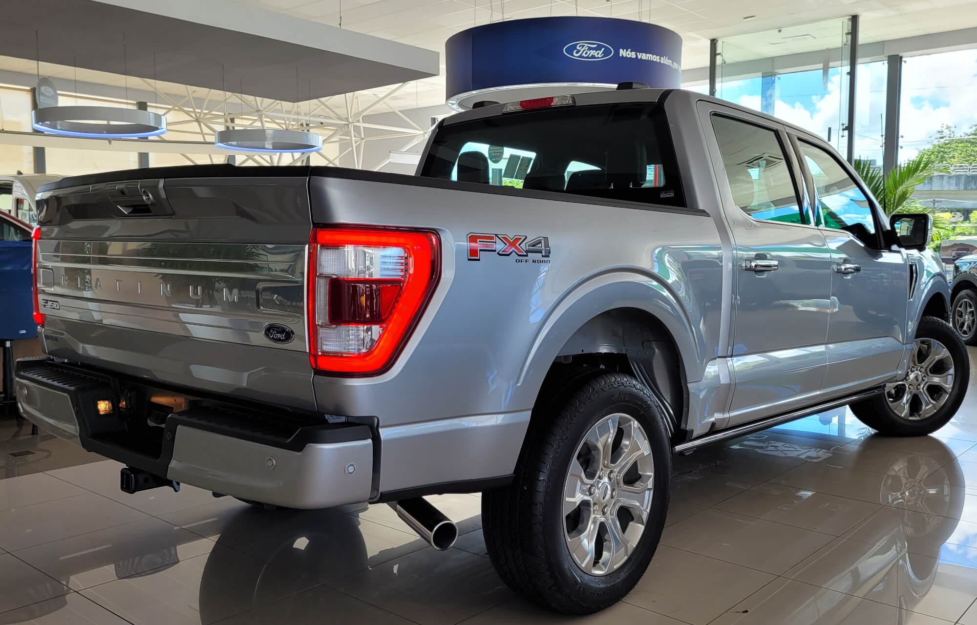 Visão Traseira Ford F-150 Platinum Prata no Showroom da Indiana