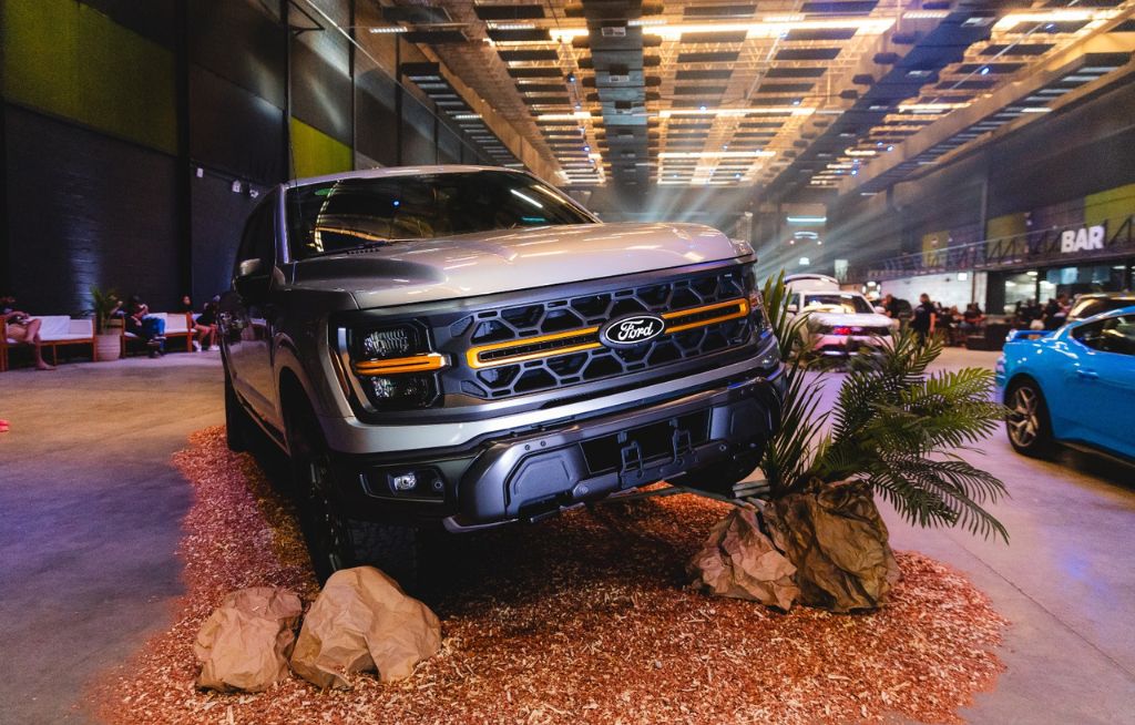 F-150 Tremor exposta Ford F-150 Tremor exposta em evento, posicionada sobre terreno simulado com troncos e vegetação artificial
