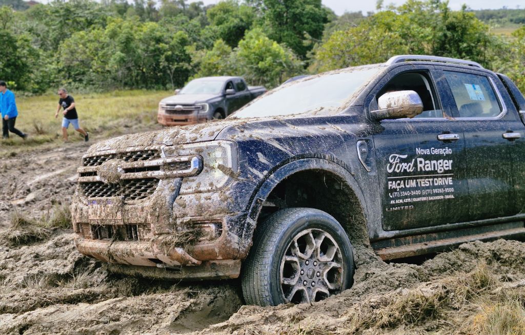 Test drive off-road Ranger Nova Ford Ranger azul escura enfrentando trilha de lama durante test drive off-road em meio à natureza
