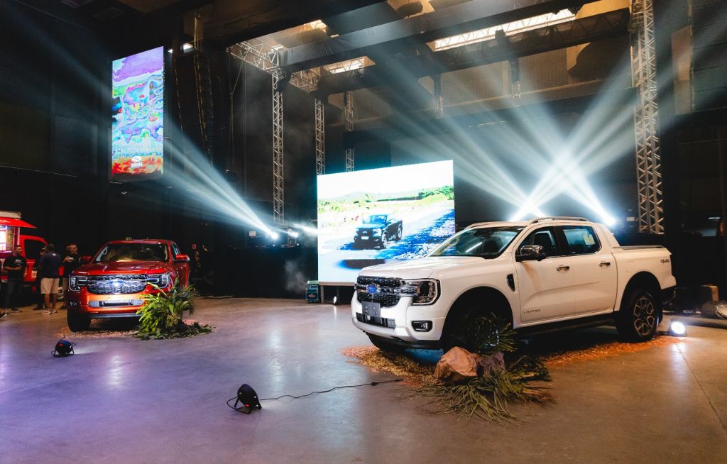 Ford Indiana Exposição da nova linha de picapes Ford em um evento indoor com iluminação cênica e telão de LED ao fundo