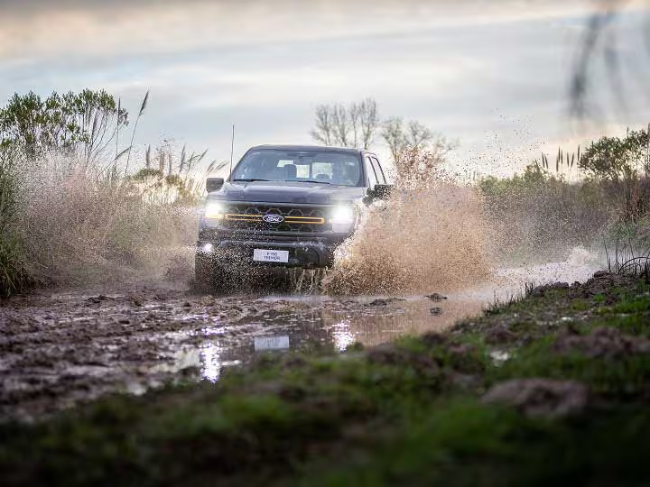 Ford Maverick Black Pipace Ford Maverick Black em movimento na estrada
