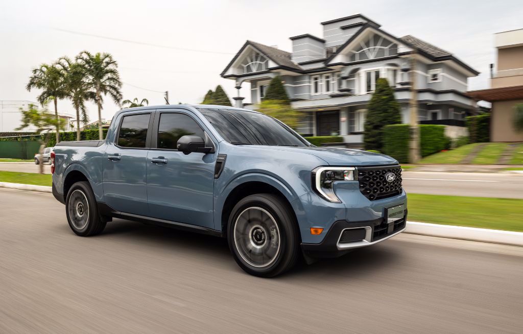 Pipace Ford Maverick Black em movimento na estrada