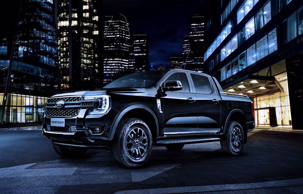 Pipace Ford Maverick Black em movimento na estrada