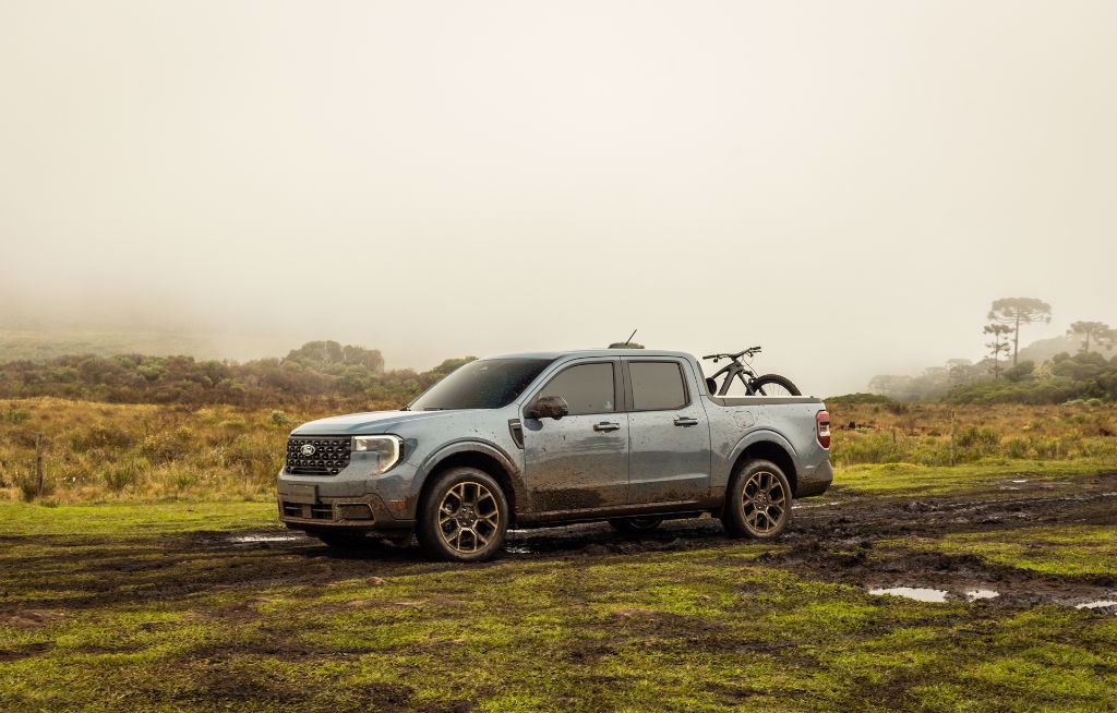Pipace Ford Maverick Black em movimento na estrada