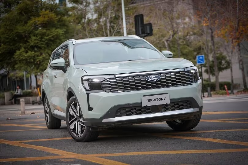 Pipace Ford Maverick Black em movimento na estrada