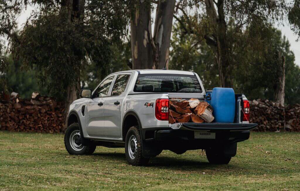 Pipace Ford Maverick Black em movimento na estrada