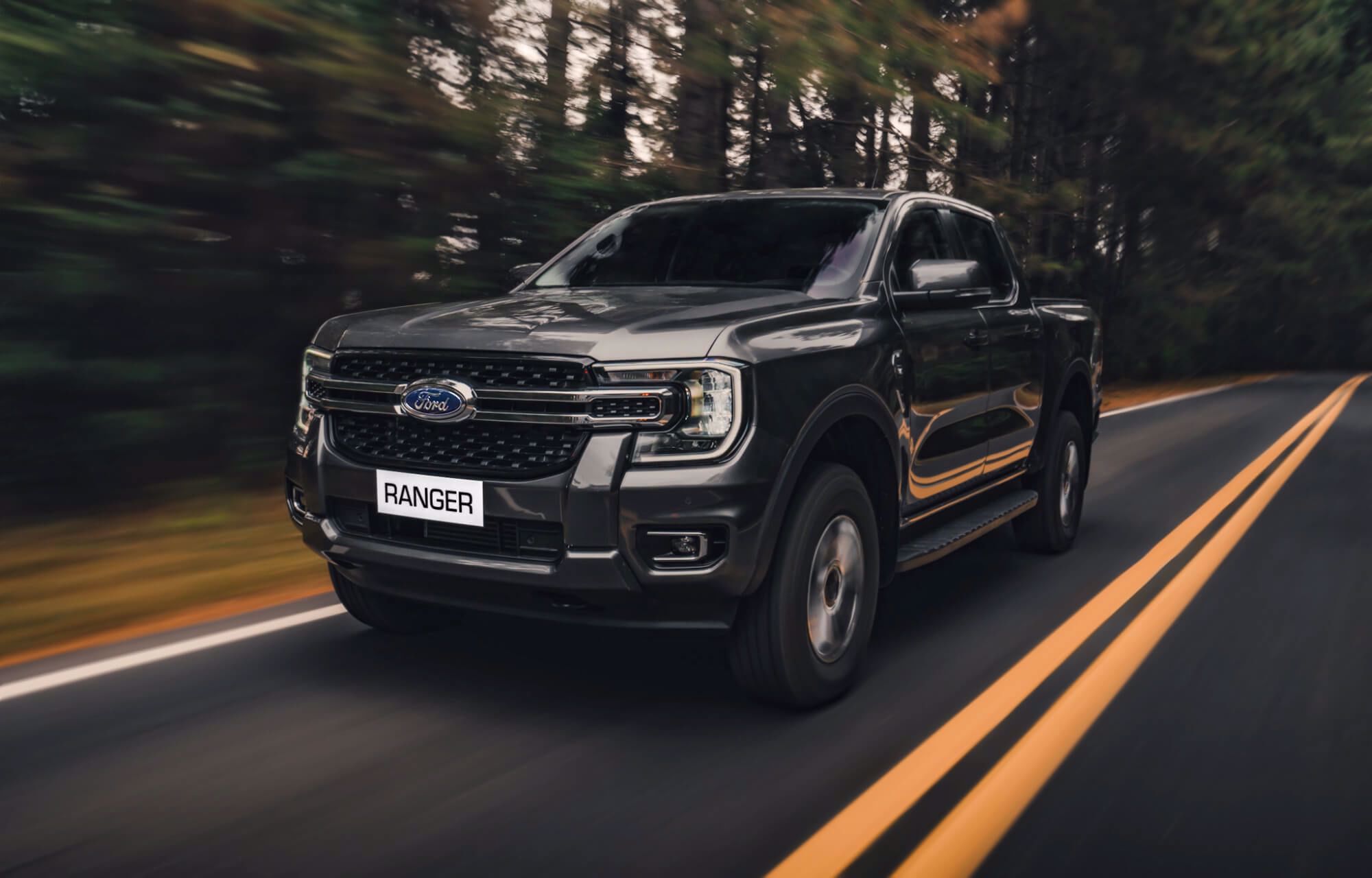 Pipace Ford Maverick Black em movimento na estrada