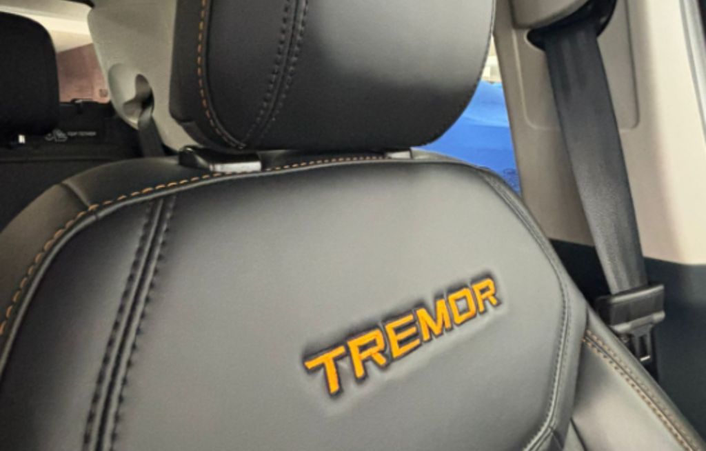 Maverick Tremor Banco de couro da Ford Maverick Tremor com costura e logo em laranja