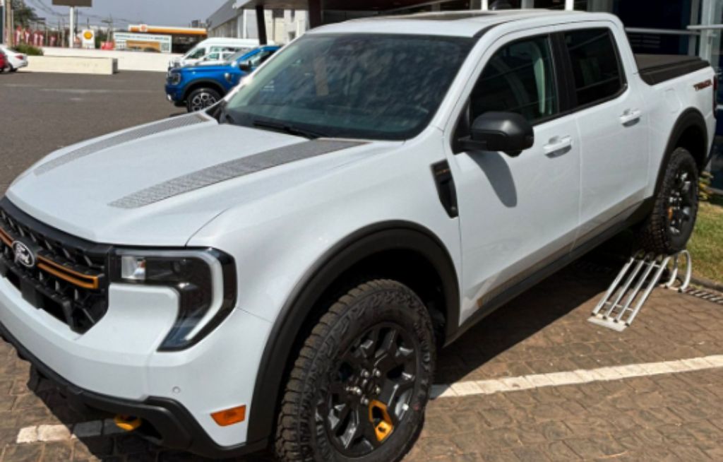 Maverick Tremor Ford Maverick Tremor branca estacionada em frente à concessionária Ford Slaviero