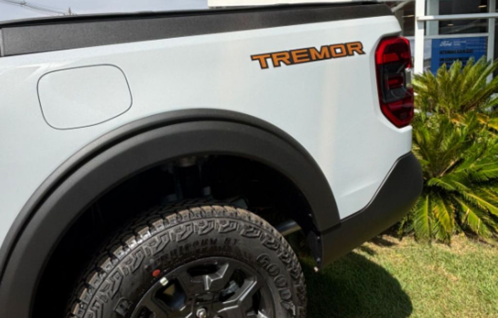 Ford Maverick Tremor Estilo Parte traseira da Ford Maverick Tremor com logotipo e roda off-road.
