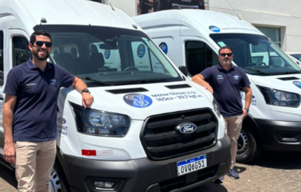 Ford Pro Representantes da Ford Slaviero com vans Ford Transit.