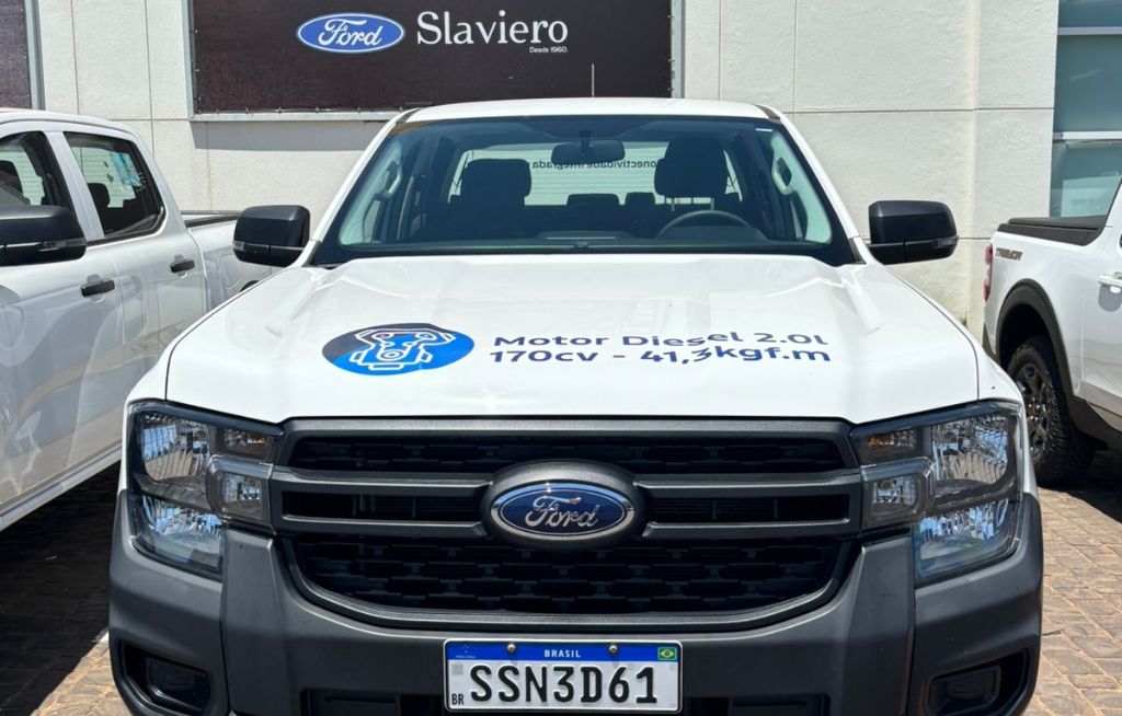 Ford Pro Ranger Ford Ranger Diesel exposta na Ford Slaviero.