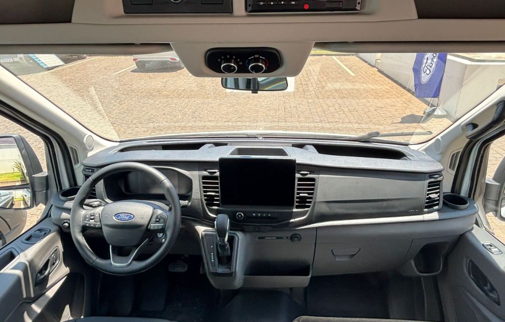 Ford Slaviero Empresas Interior moderno da Ford Transit em exposição.