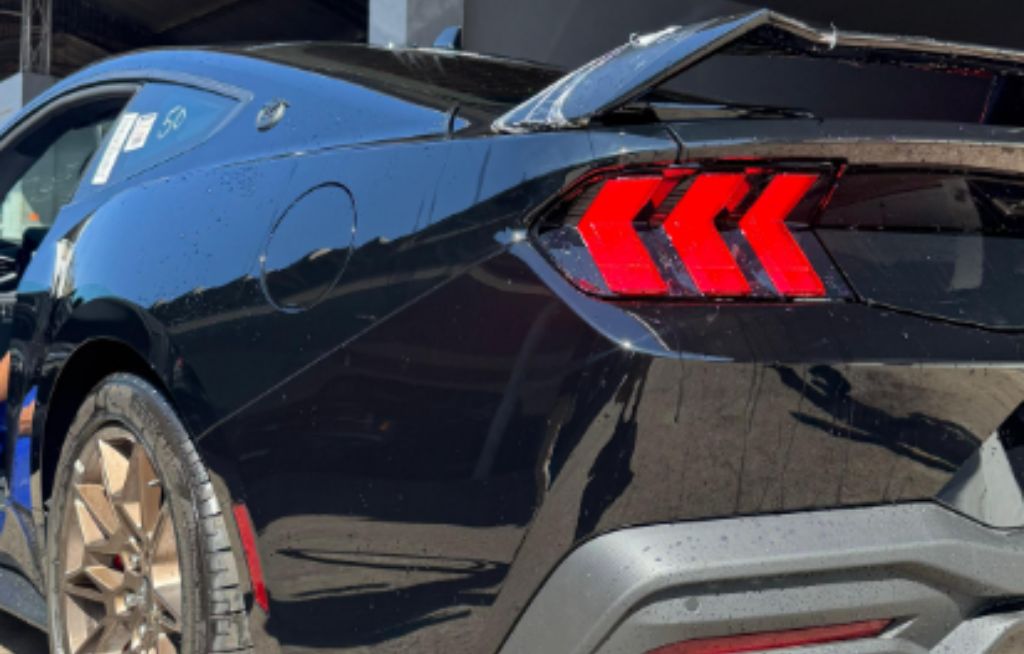 Mustang Manual Parte traseira do Ford Mustang, com destaque para seu design estilizado e detalhes da carroceria
