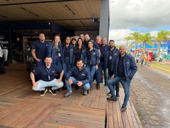 Equipe Super AutoBR Ford em frente ao estande da marca 