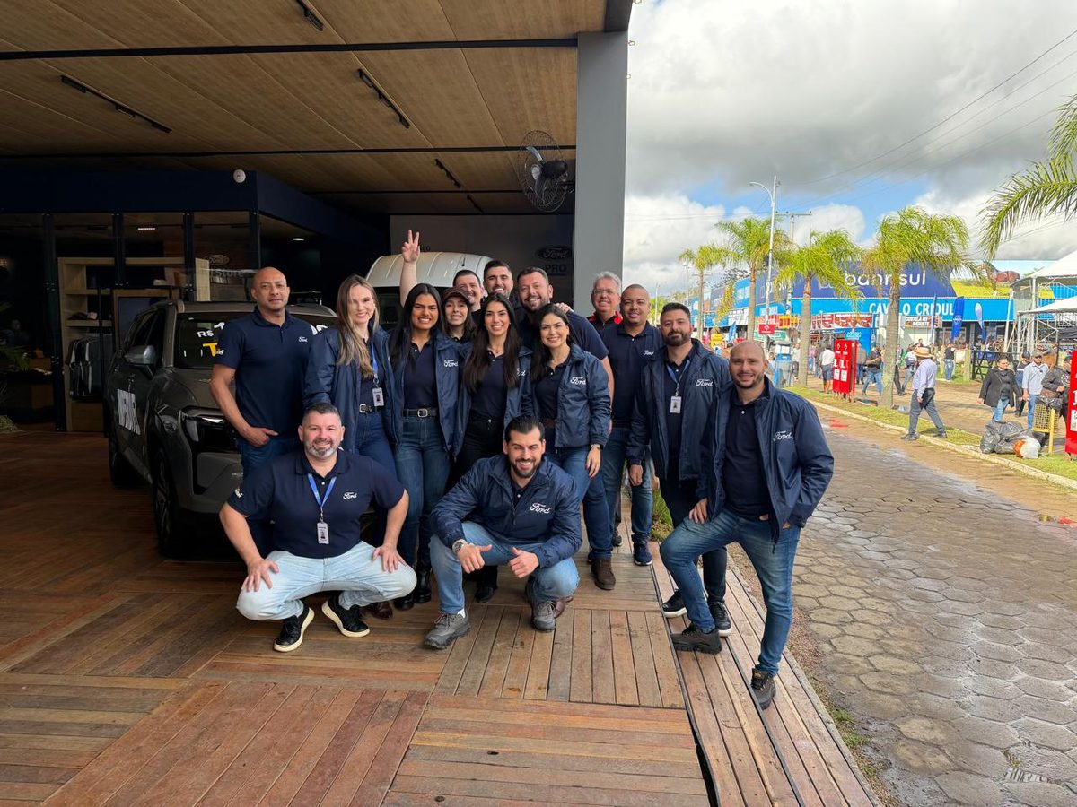 Equipe da Super AutoBR Ford reunida em frente ao estande da marca na 49a Expointer, em Esteio (RS)