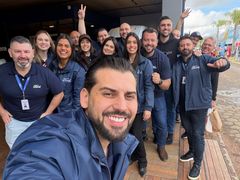Foto da equipe comemorando o encerramento da participacao na Expointer 