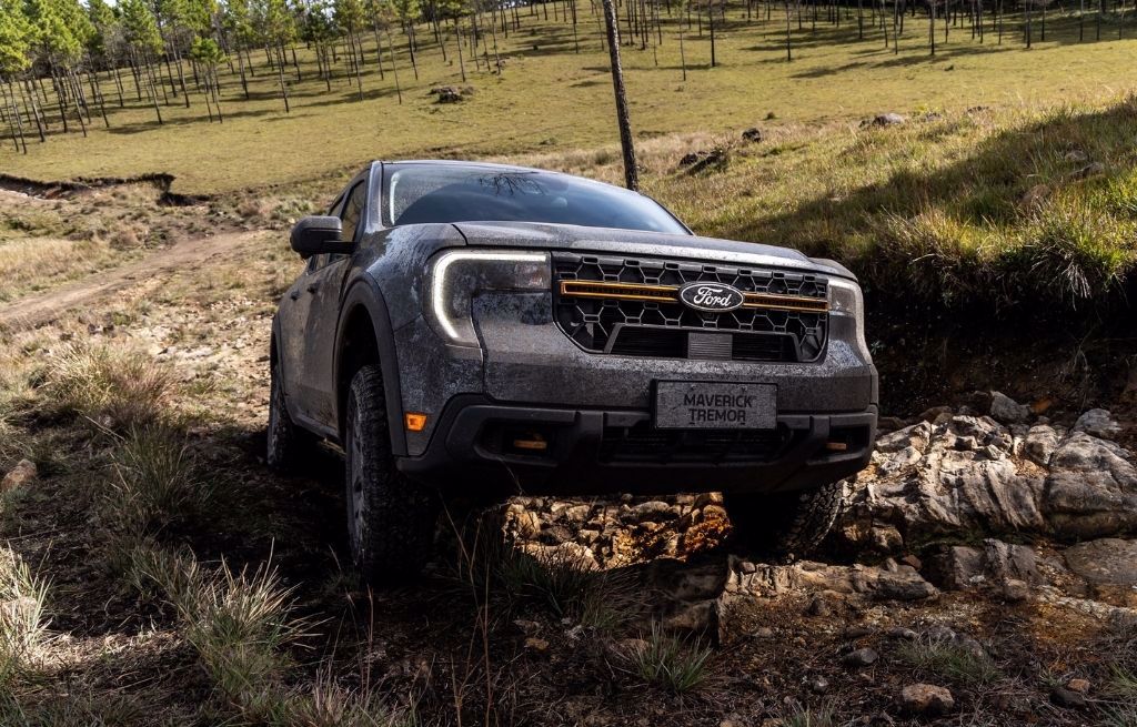 Ford Maverick Tremor Frente da Ford Maverick Tremor cinza na natureza