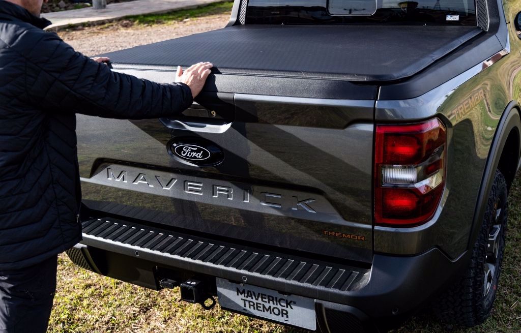 Ford Maverick Tremor Pessoa fechando a parte traseira da Ford Maverick Tremor