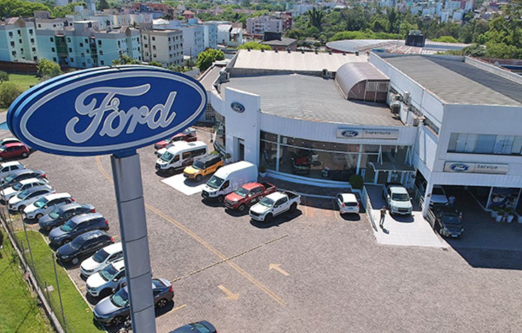 Fachada da Concessionária Ford Superauto com veículos na frente