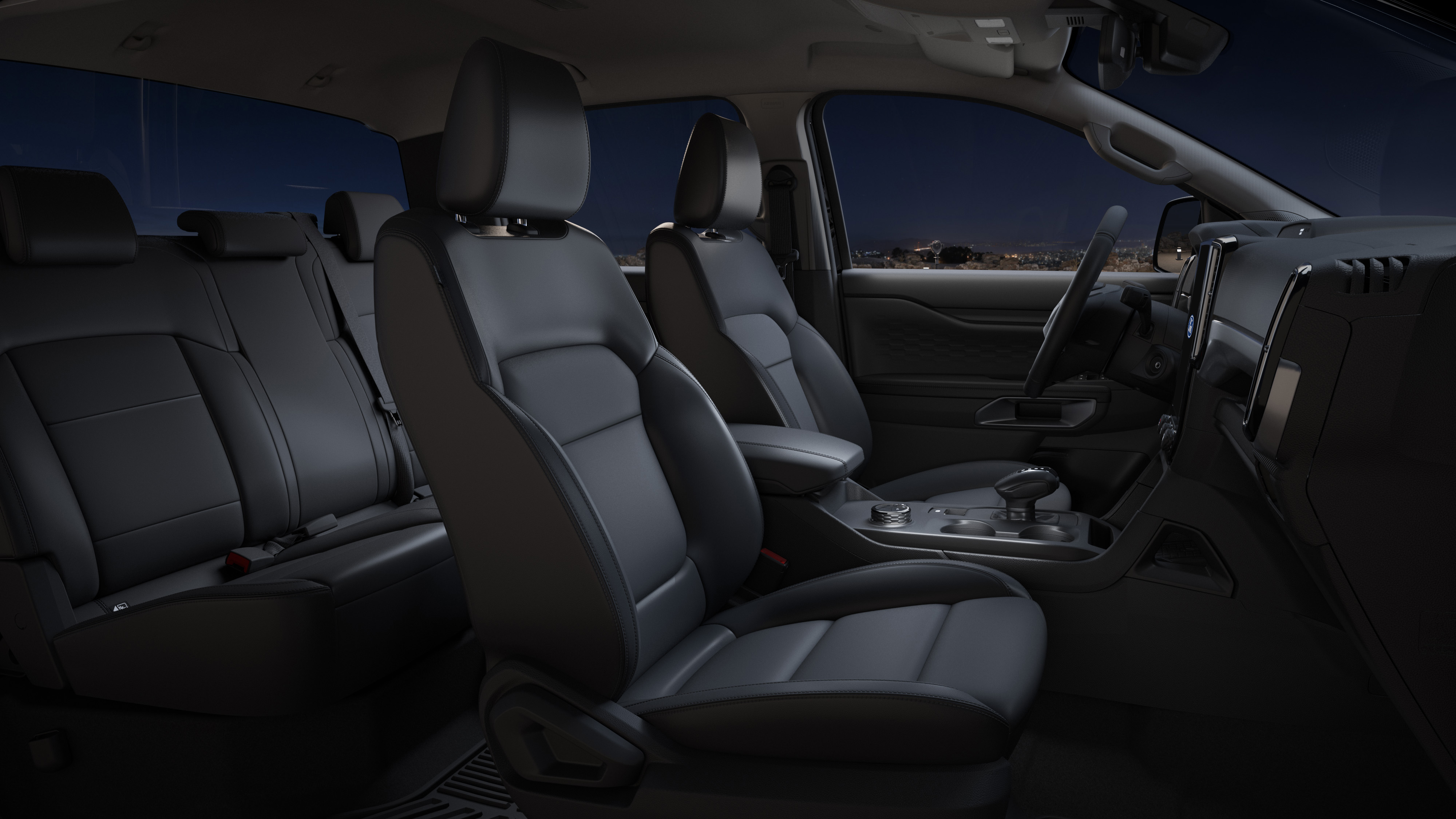Ford Maverick Tremor Pessoa fechando a parte traseira da Ford Maverick Tremor
