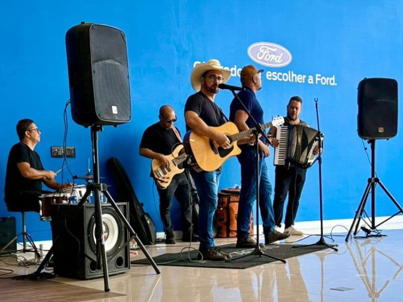 Grupo Musical em Ford Atlanta Grupo musical em frente a parede azul com logo Ford