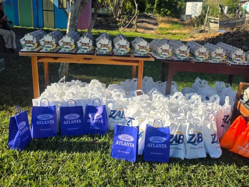 Parceiros da Virgulino Trail Run Sacolas de brindes expostas em cima de uma mesa e na grama