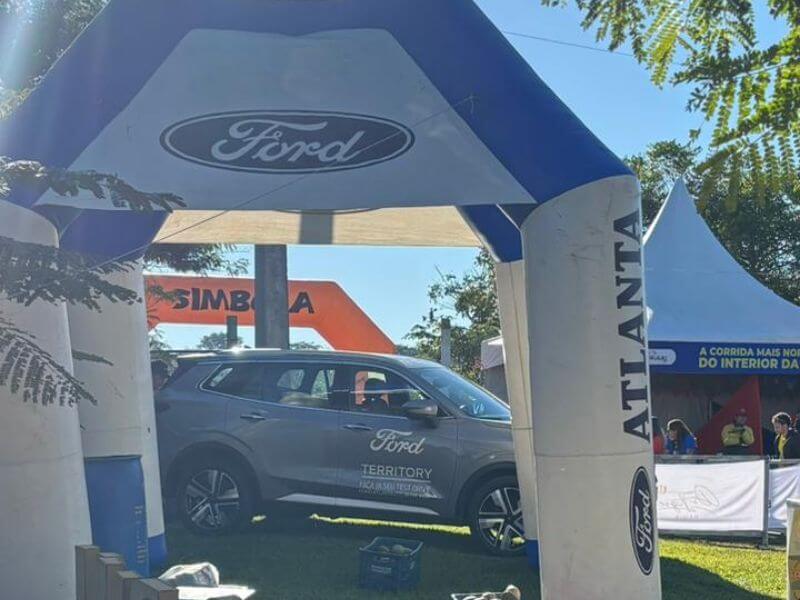 Ford Atlanta Maverick Hybrid Picape Ford Maverick híbrida perto de inflável Ford
