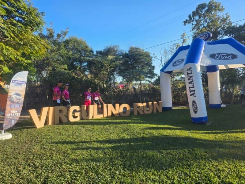 Ford Atlanta na Virgulino Trail Run Pessoas posando para foto em letreiro