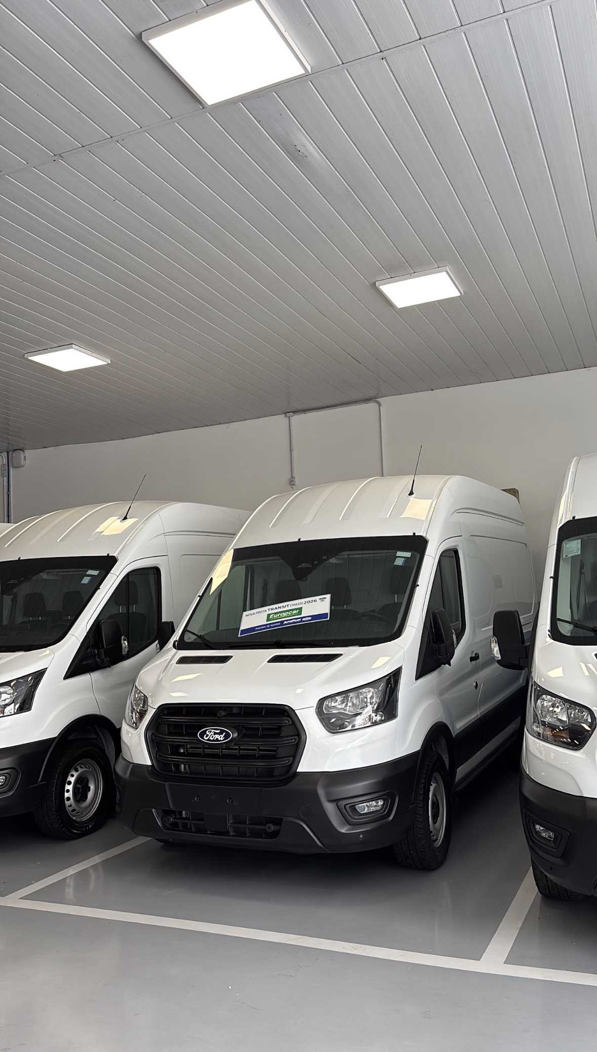 Faixa com dizeres anunciando nova frota de veículos Ford