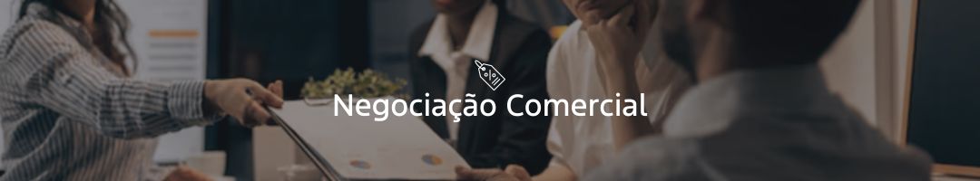 Pessoas em uma sala de reunião com um texto encima da imagem