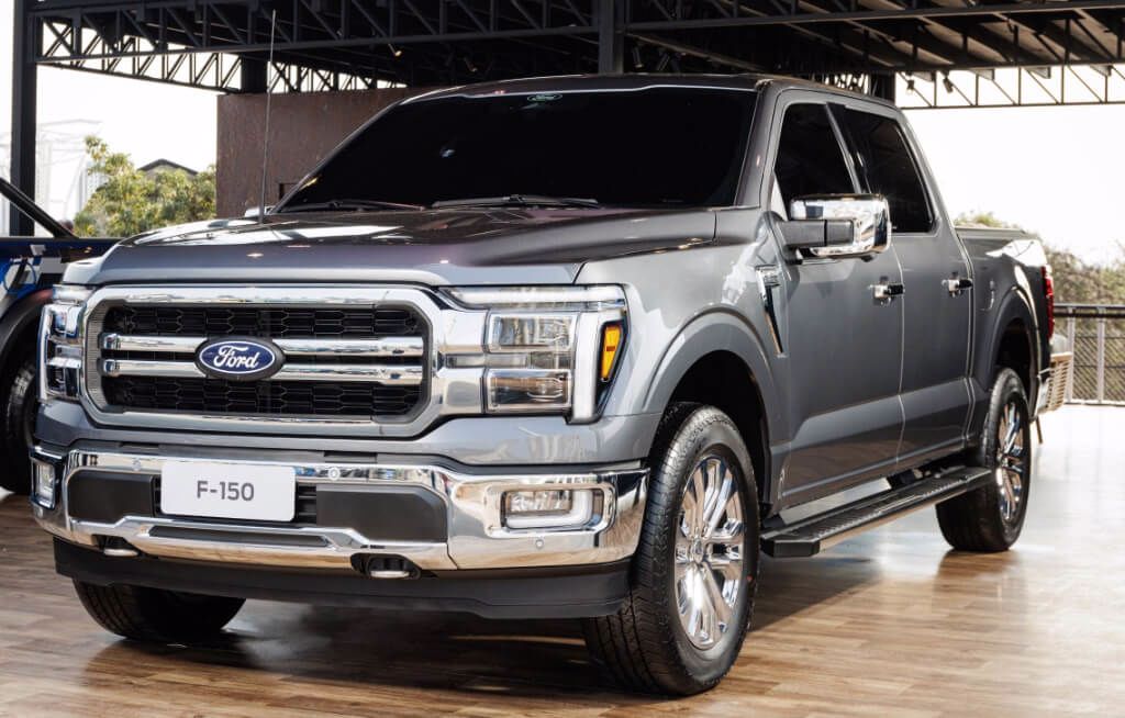 Ford F-150 Lariat cinza em exposição