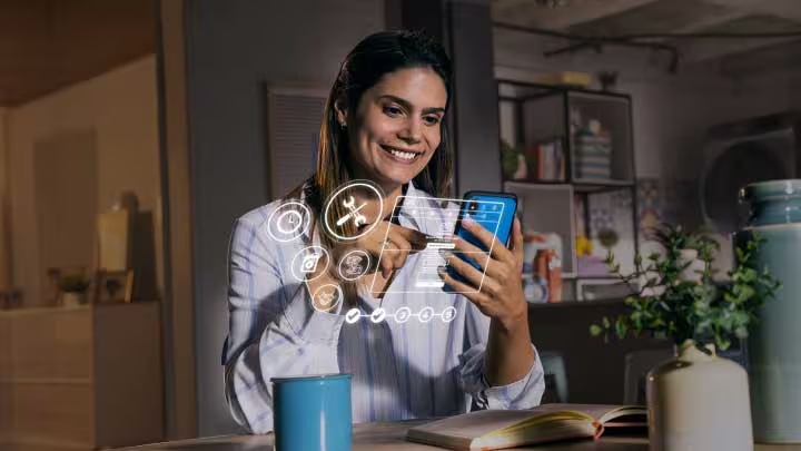 Mujer sonriendo viendo su celular