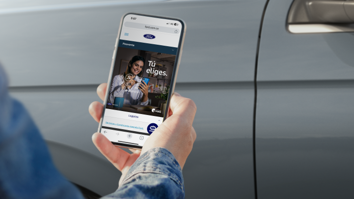 Una mano sosteniendo un celular con la app abierta de agendamiento online