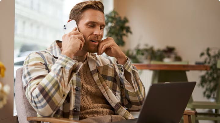 Un hombre hablando con la atención personalizada de Ford