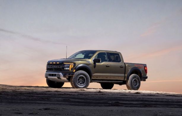 Pickup Ford F-150 Raptor en una carrtera destapada