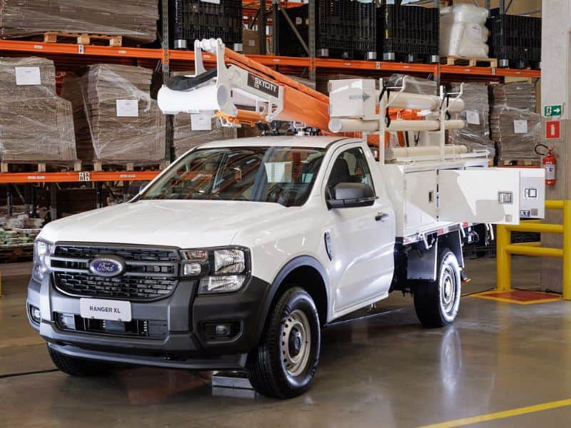 Pick-up Ford Ranger XL Chasis estacionada en un almacen