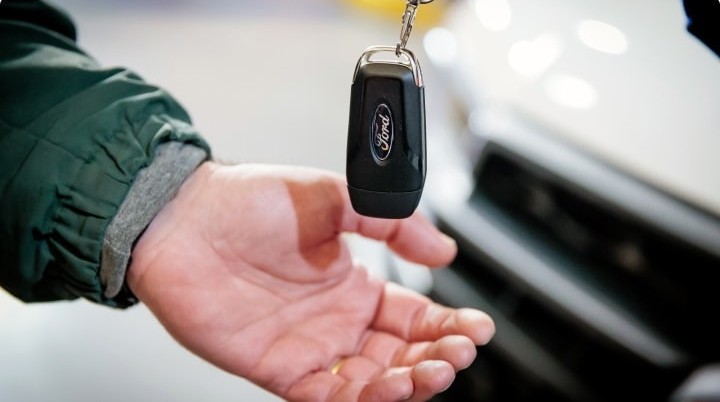 Un hombre entregando las llaves de su Ford