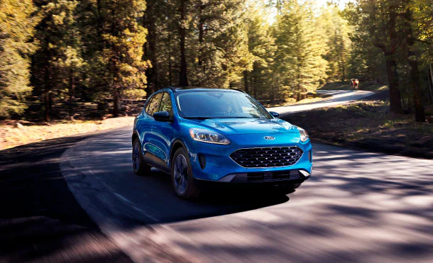 Ford Ecape azul en medio de la carretera