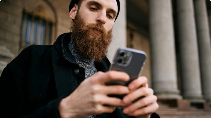 Un hombre usando la aplicación Ford app en su celular