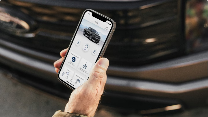 Ford app Un hombre usando la aplicacición Ford en su celular