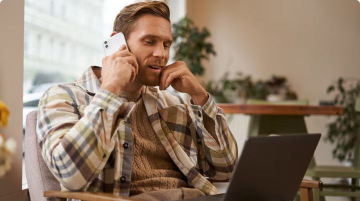 Atención personalizada Un hombre hablando con la atención personalizada de Ford